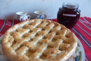 Desert tarta cu grilaj si crema de vanilie