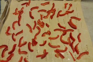 Aperitiv placinta impletita cu carnaciori