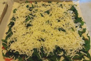 Aperitiv placinta impletita cu carnaciori