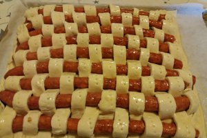 Aperitiv placinta impletita cu carnaciori