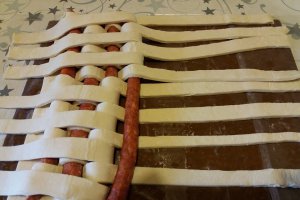 Aperitiv placinta impletita cu carnaciori