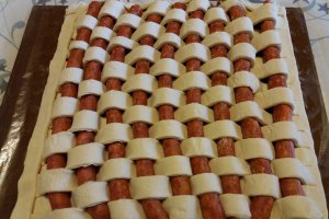 Aperitiv placinta impletita cu carnaciori