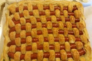 Aperitiv placinta impletita cu carnaciori