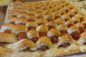 Aperitiv placinta impletita cu carnaciori