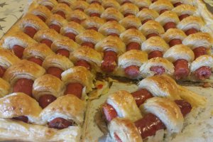Aperitiv placinta impletita cu carnaciori