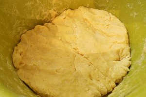 Rulouri cu crema de vanilie - Reteta delicioasa pentru un desert crocant si bun