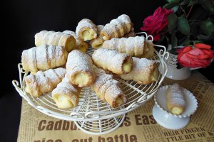 Rulouri cu crema de vanilie - Reteta delicioasa pentru un desert crocant si bun