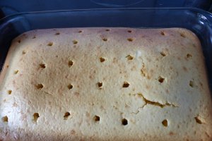 Desert prajitura cu gauri - Poke cake
