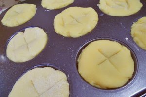 Desert mini tarte cu gem de gutui si crema de branza