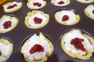 Desert mini tarte cu gem de gutui si crema de branza