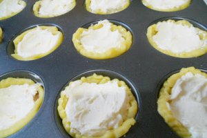 Desert mini tarte cu gem de gutui si crema de branza
