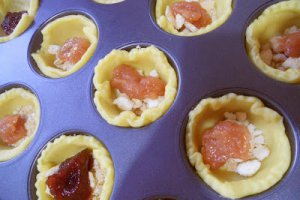 Desert mini tarte cu gem de gutui si crema de branza