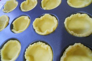 Desert mini tarte cu gem de gutui si crema de branza