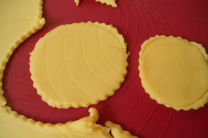Desert mini tarte cu gem de gutui si crema de branza