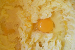 Desert mini tarte cu gem de gutui si crema de branza