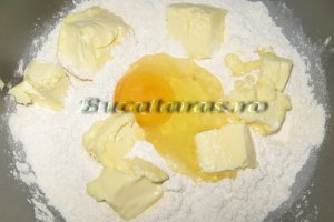 Tarta cremoasa cu branza si caise