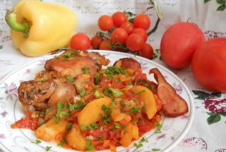 Pulpe de pui cu legume la cuptor