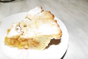 Desert placinta cu o gutuie, doua mere si patru pere