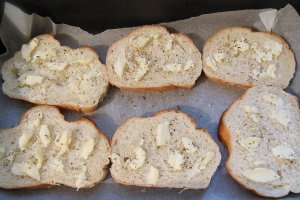 Aperitiv bruschete calde cu ciuperci si mozzarella