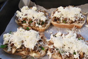Aperitiv bruschete calde cu ciuperci si mozzarella