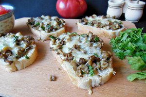 Aperitiv bruschete calde cu ciuperci si mozzarella