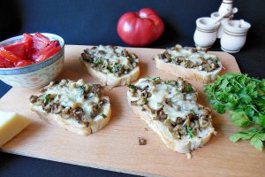 Aperitiv bruschete calde cu ciuperci si mozzarella