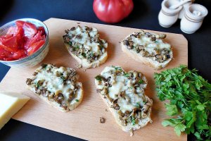 Aperitiv bruschete calde cu ciuperci si mozzarella