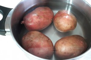 Aperitiv cartofi umpluti cu mozzarella si ou fiert, inveliti in bacon