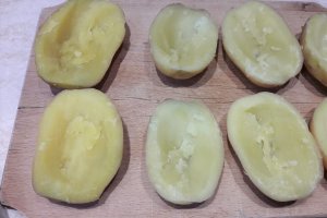 Aperitiv cartofi umpluti cu mozzarella si ou fiert, inveliti in bacon