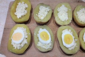 Aperitiv cartofi umpluti cu mozzarella si ou fiert, inveliti in bacon