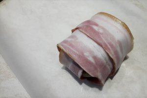 Aperitiv cartofi umpluti cu mozzarella si ou fiert, inveliti in bacon