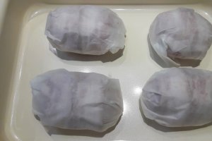 Aperitiv cartofi umpluti cu mozzarella si ou fiert, inveliti in bacon