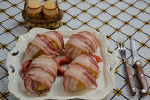 Aperitiv cartofi umpluti cu mozzarella si ou fiert, inveliti in bacon