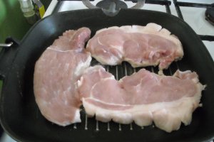 Cotlet de porc (vrabioara) la tigaia grill, cu legume gatite la abur si salata de varza dulce