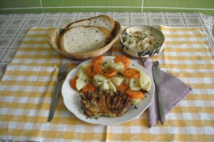 Cotlet de porc (vrabioara) la tigaia grill, cu legume gatite la abur si salata de varza dulce