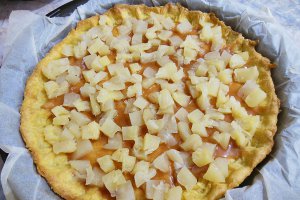 Desert tarta cu caramel, ananas si crema de vanilie