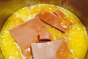 Desert chec cu ciocolata si alune