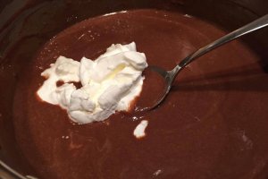 Desert chec cu ciocolata si alune