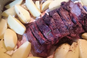 Vitel cu cartofi- la tava