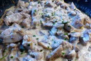 Vitel cu ciuperci si smantana
