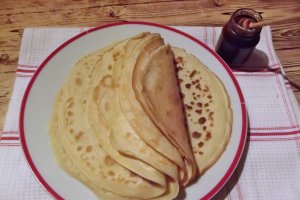Desert clatite cu sirop de artar in aluat