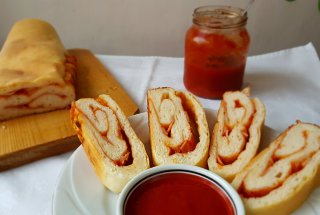 Aperitiv placinta rulata cu sunca si ceapa