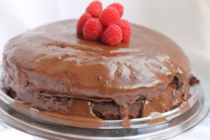 Desert tort de ciocolata cu dulceata de zmeura