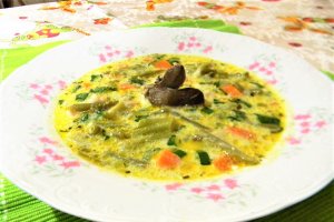 Supa cu fasole verde si ficatei de pui