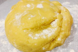Desert tarta cu magiun de prune si prune uscate