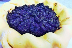 Desert tarta cu magiun de prune si prune uscate