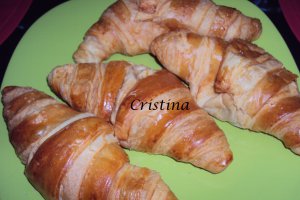 Croissant cu piept de pui si avocado