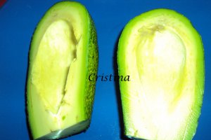 Croissant cu piept de pui si avocado