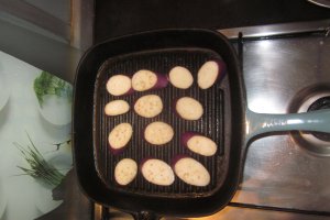 Tarta cu carne de pui, muschi salcrud si vinete chinezesti