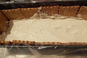 Desert tort de biscuiti cu crema caramel si jeleu de piersici